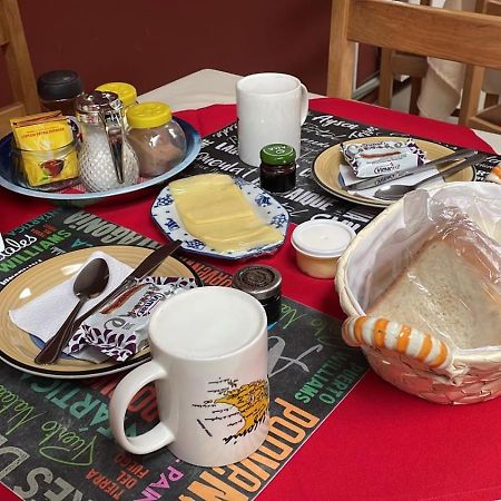 פורטו נטאלס Hostal Bernardita מראה חיצוני תמונה